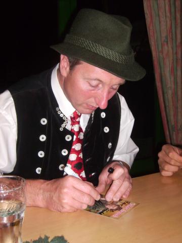 bauer_heinrich_beim_autogramme_schreiben.jpg